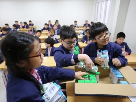 Nhiều lợi ích không ngờ, phụ huynh Hà Nội ‘ngất ngây’ với Sữa học đường