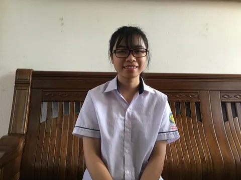 Nữ sinh thiếu cha, vắng mẹ giành điểm 10 môn Sử