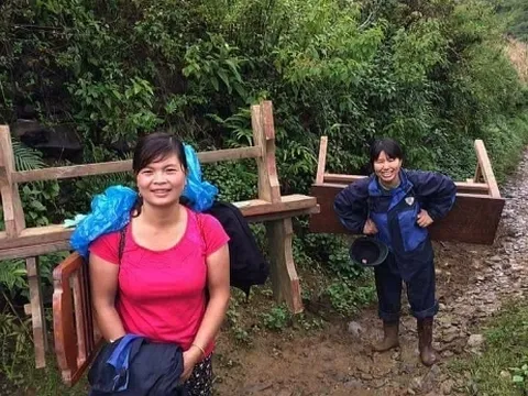 Xúc động hình ảnh cô giáo vùng cao gồng mình cõng bàn ghế cho học trò