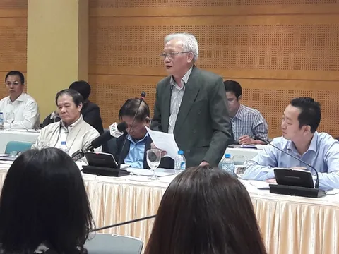 Quản lý bằng thi đua, bệnh thành tích khiến giáo dục thiếu tính dân chủ