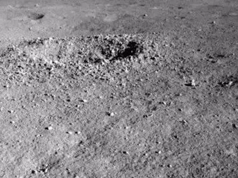 Robot tự hành của TQ phát hiện khoáng chất lạ trên Mặt Trăng