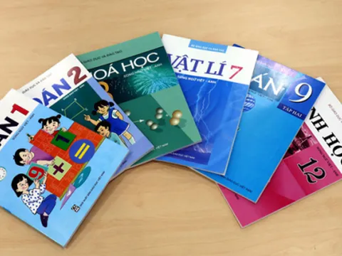 Thứ trưởng Bộ GD&ĐT lên tiếng việc sách giáo khoa chỉ dùng được một lần