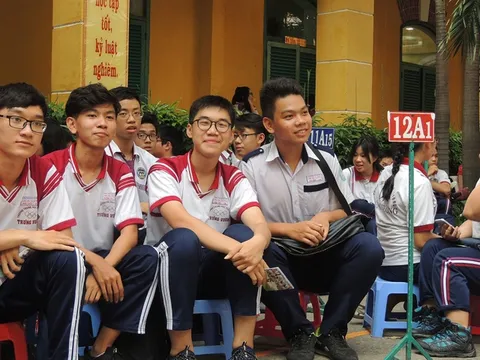 Sợ con theo "nghề nghèo" không đủ sống