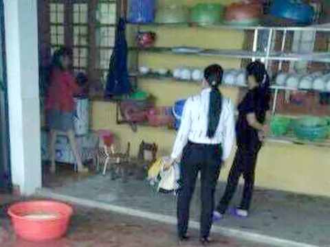Tạm đình chỉ hiệu trưởng dọa học sinh cho vào máy nhổ lông gà