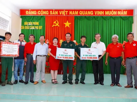 Hội Chữ thập đỏ các tỉnh miền Đông Nam bộ về đảo Phú Quý làm nhân đạo