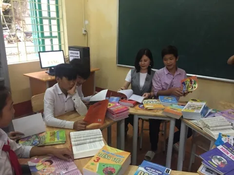 Tặng thư viện cho Trường Trung học cơ sở Mường Vi