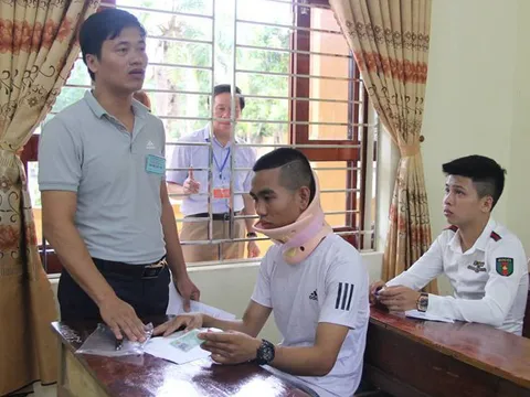 Nam sinh mang nẹp cổ tự tin đi thi THPT