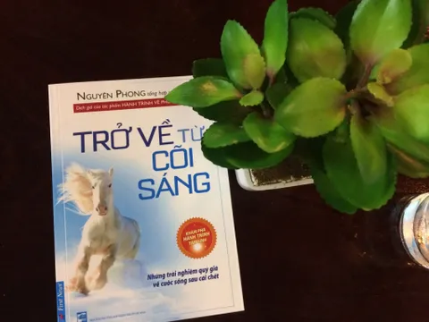 “Trở về từ cõi sáng”