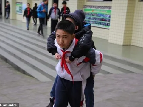 Trung Quốc: Cậu bé 12 tuổi 6 năm liền cõng bạn tới trường