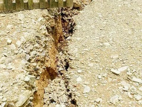 Hai trường học nguy cơ bị xóa sổ do mưa lũ kéo dài