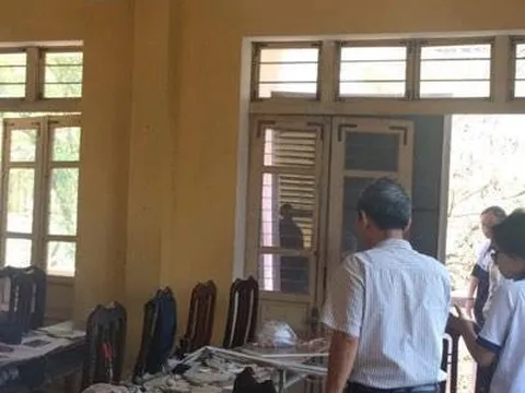 Vụ học sinh nhập viện do vữa trần rơi trúng đầu: Học trong sợ hãi