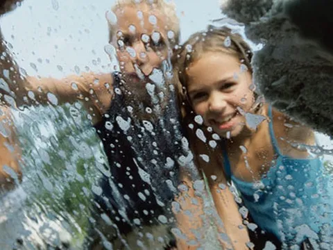 Cách tuyệt vời xử lý kính ô tô bị mờ, ít người biết