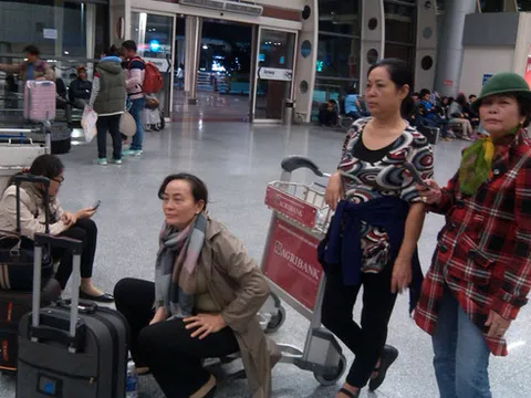 Hãng bay liên tục lùi giờ, hành khách vật vờ ở Tân Sơn Nhất