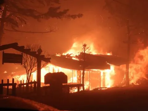 Cháy lớn nhấn chìm một thị trấn của Hàn Quốc trong biển lửa