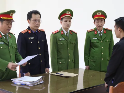 Nói dối xe tai nạn để chiếm đoạt hàng cứu trợ miền Trung