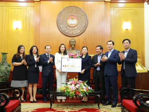 TH tặng 1 triệu ly sữa tươi cho người cách ly, y bác sĩ phòng chống dịch Covid-19