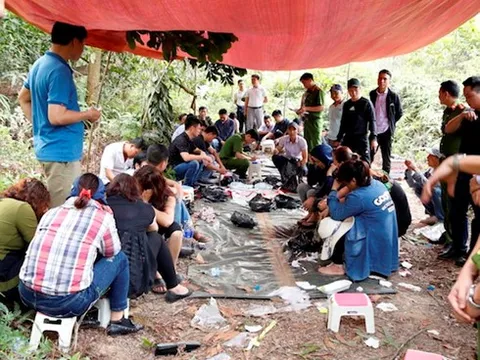 Bắt sới bạc trên núi tịch thu hơn 230 triệu đồng