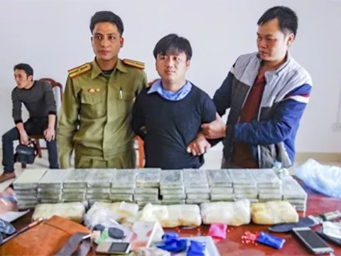 Điện Biên: Bắt 3 người Lào mang 60 bánh heroin cùng vũ khí quân dụng
