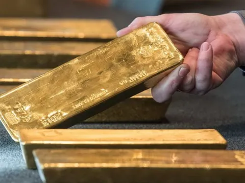 Lao công nhặt được 7kg vàng ở sân bay