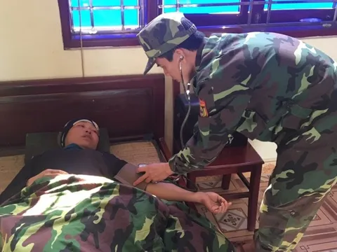 Quảng Ninh: Cứu hộ thành công 8 ngư dân gặp nạn trên biển