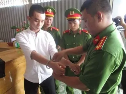 Khởi tố, bắt tạm giam tài xế lái xe ô tô tông chết 2 nữ sinh