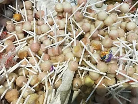 Hàng chục tấn bánh kẹo bốc mùi, chảy nước chuẩn bị đem ra bán dịp Tết