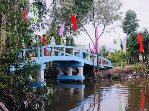 Ấm lòng với những cây cầu mang tên 'Tình Thương'