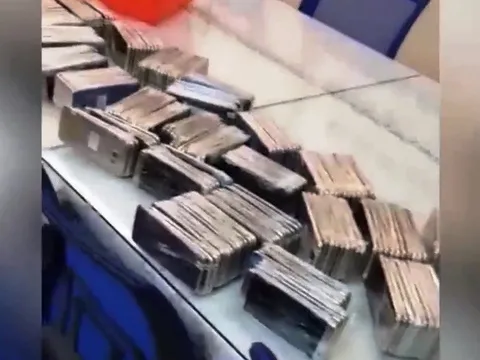 Bắt giữ 257 chiếc điện thoại Samsung, iPhone nhập lậu tại sân bay Tân Sơn Nhất