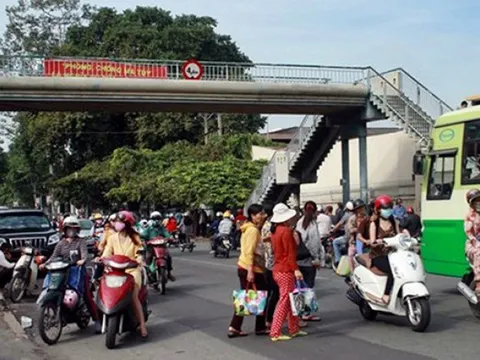 Từ 1/1/2018, người đi bộ sai luật có thể bị phạt tù đến 15 năm