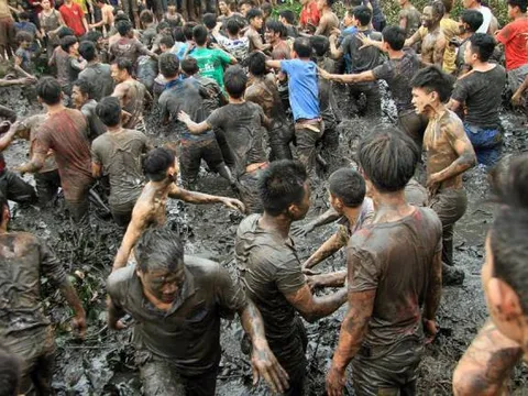 Hội cướp phết Hiền Quan vỡ trận, hàng trăm thanh niên dìm nhau xuống bùn đen