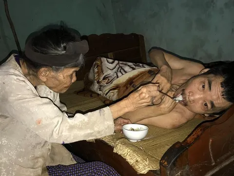 Nỗi lo của người mẹ gần 90 tuổi nuôi 2 con tật nguyền