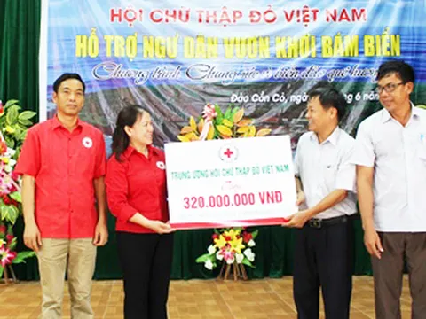 Hội Chữ thập đỏ Việt Nam trao hỗ trợ ngư dân đảo Cồn Cỏ - Quảng Trị