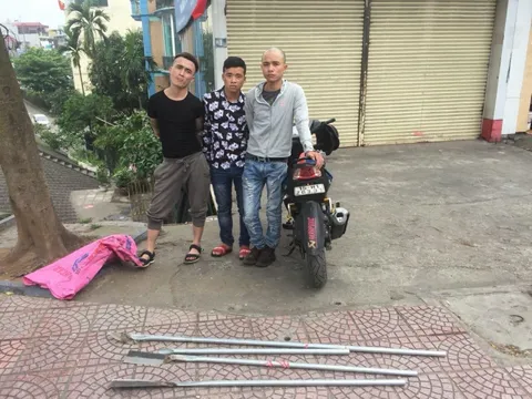 Vác mã tấu đi dán tờ rơi, 3 thanh niên bị bắt