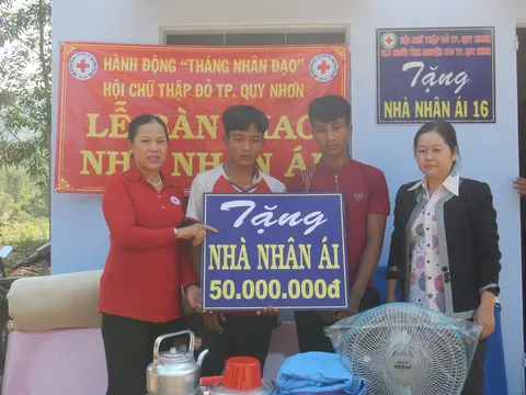 Bình Định: Trao Nhà nhân ái cho học sinh mồ côi