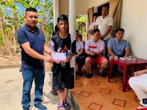 Gần 25 triệu đồng hỗ trợ cậu học trò nghèo đạp xe bán chuối nuôi mẹ bị ung thư