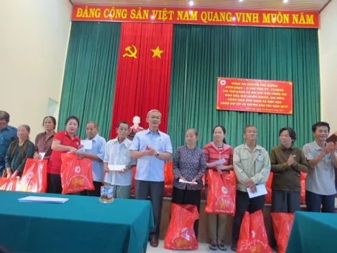 Hội Chữ thập đỏ tỉnh Hưng Yên trao quà Tết cho người nghèo năm 2017