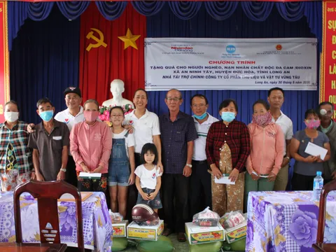 Trao yêu thương cho hộ nghèo và nạn nhân da cam huyện Đức Hòa