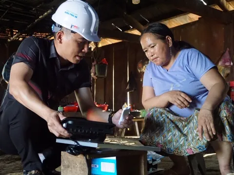 Tặng đèn năng lượng mặt trời cho đồng bào Mông tại Thanh Hóa