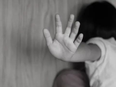 Bình Dương: Bé gái 10 tuổi bị người tình của mẹ xâm hại nhiều lần