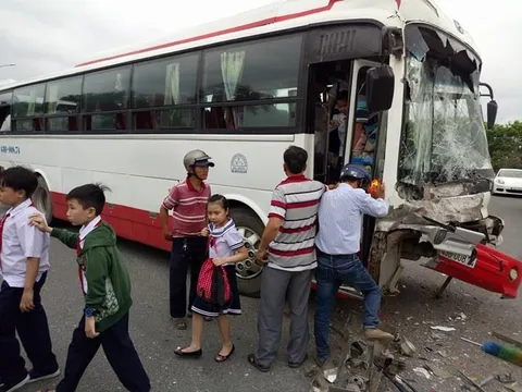 Đà Nẵng: Hơn 40 học sinh gào khóc trong vụ tai nạn giao thông