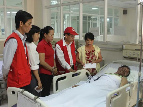 Hội CTĐ Bình Định hỗ trợ gia đình nạn nhân vụ xe Lexus tông vào đám tang