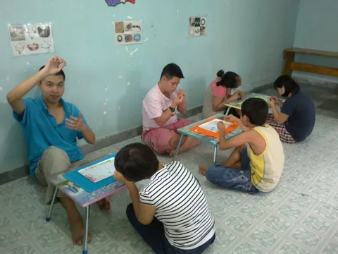 Người khóc nuôi người cười…!