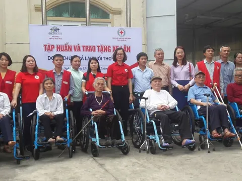 Nghệ An: Tặng 238 xe lăn cho người khuyết tật