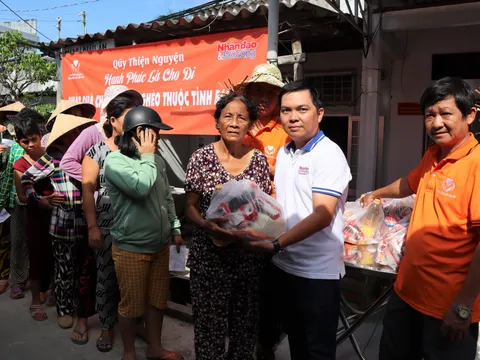 TCĐT Nhân đạo và Đời sống đồng hành cùng mạnh thường quân tặng quà cho người khó khăn tại Bạc Liêu