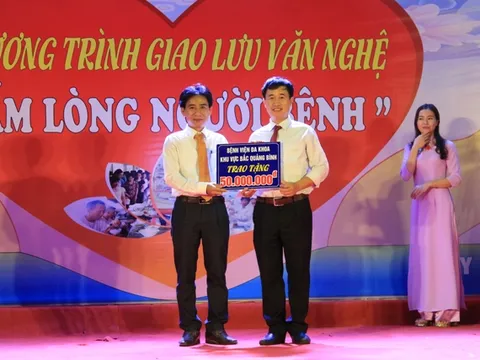 Đêm nghệ thuật 'Ấm lòng người bệnh' vận động ủng hộ bệnh nhân nghèo hơn 450 triệu đồng