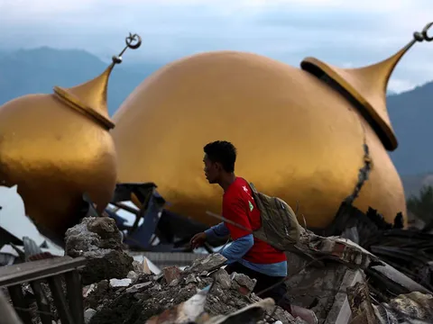 1 tuần sau thảm họa kép, Indonesia chống chọi dịch bệnh vì các thi thể