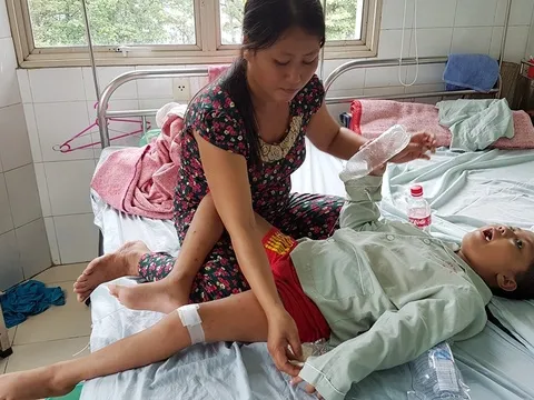 10 năm chăm con bại não, mù mắt, máu khó đông, người mẹ nghèo lâm cảnh tuyệt vọng