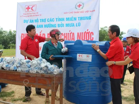100 bồn chứa nước sinh hoạt đến tay người dân Hà Tĩnh