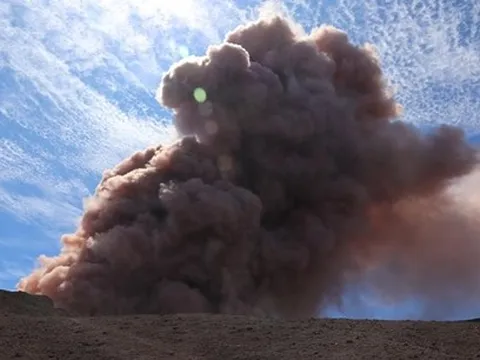 10.000 người dân Hawaii sơ tán vì núi lửa phun dung nham