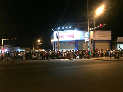 Xe tải tông 2 xe máy làm 4 người thương vong